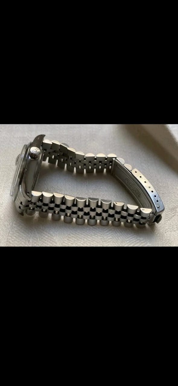 Genuine Rolex 555 End Links Close-Up on Jubilee Bracelet