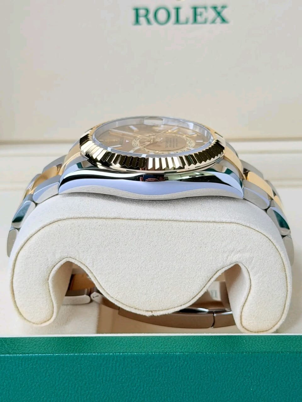 Rolex Sky-Dweller 336933 Case Side Detail – Gents Gold Rolex Watches
