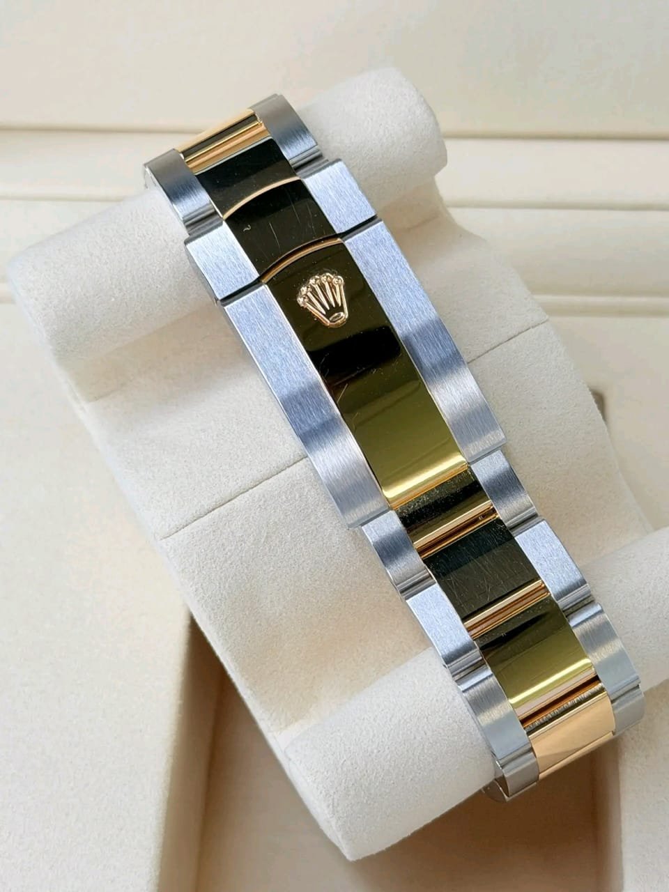 Rolex Sky-Dweller 336933 Oyster Clasp Engraving Detail – Gents Gold Rolex Watches