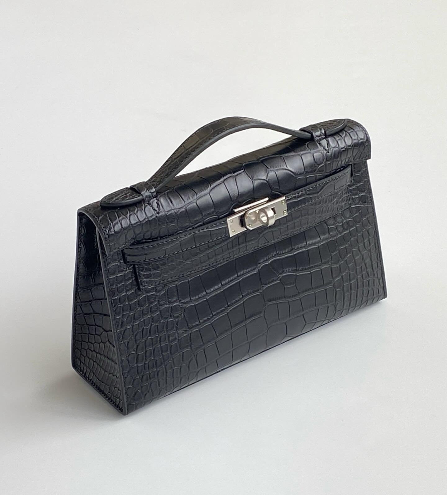 Hermès Kelly Pochette Black Matte Alligator Side Profile PHW