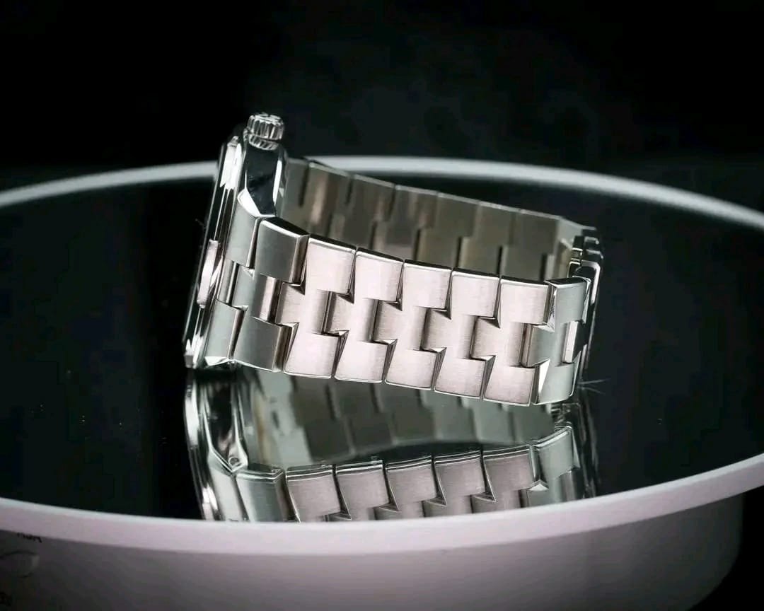 Vacheron Constantin Overseas Bracelet Right Side View