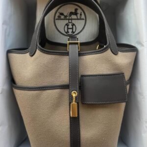 Hermès Picotin 18 Cargo Mousse/Bai Brun GHW Front Texture View handbags with beads