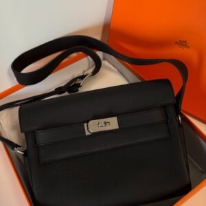 Hermès Kelly Messenger PM Turnlock Strap Close-Up Detail messenger bag