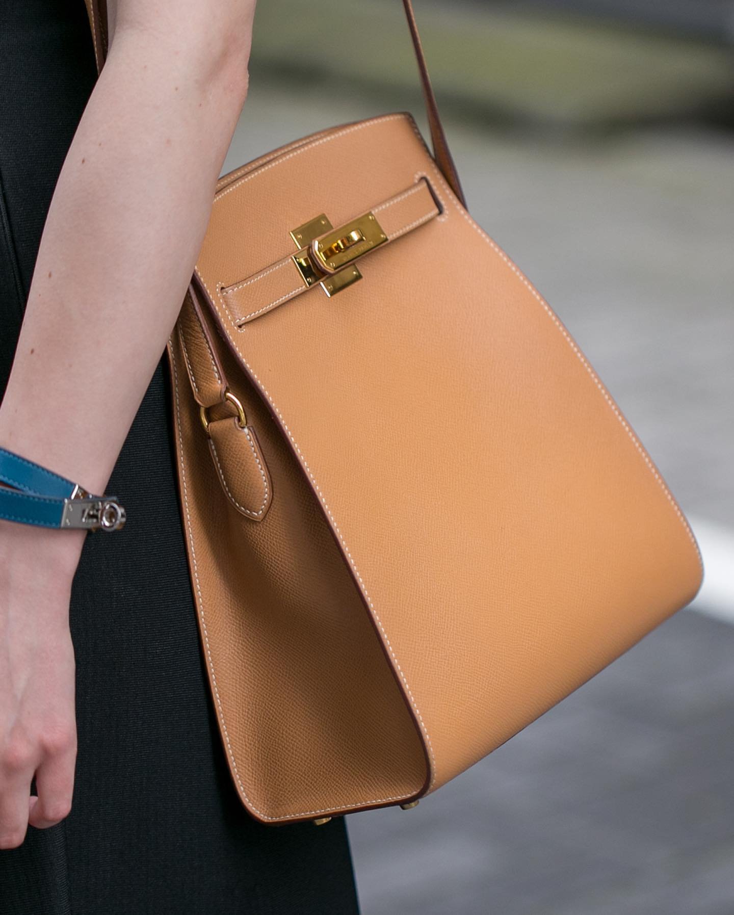 Hermès Kelly Sport MM Gold Courchevel Side Profile GHW Sport