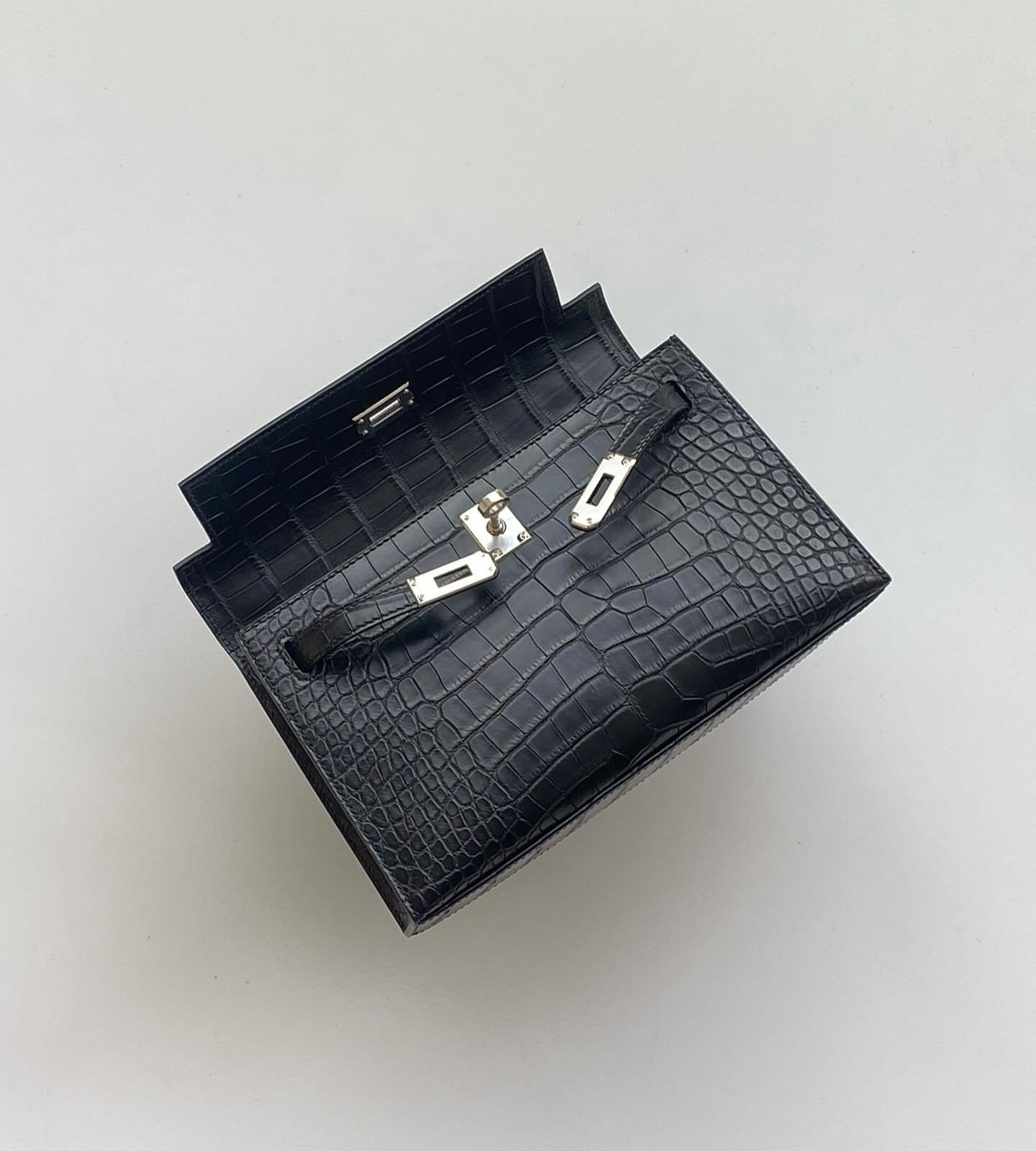 Hermès Kelly Pochette Matte Alligator Saddle Stitching Close-Up