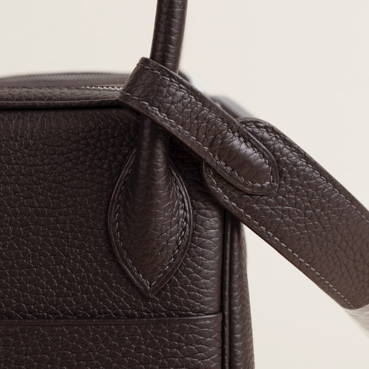 Hermès Lindy 26cm Clemence Saddle Stitching Precision