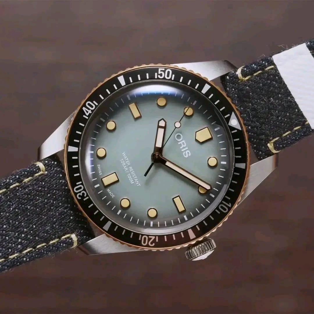 Oris Divers Sixty-Five Momotaro steel watches 60-Minute Dive Bezel Close-Up