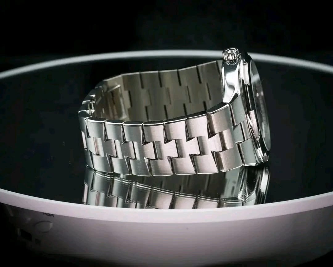 Vacheron Constantin Overseas Bracelet Left Side View