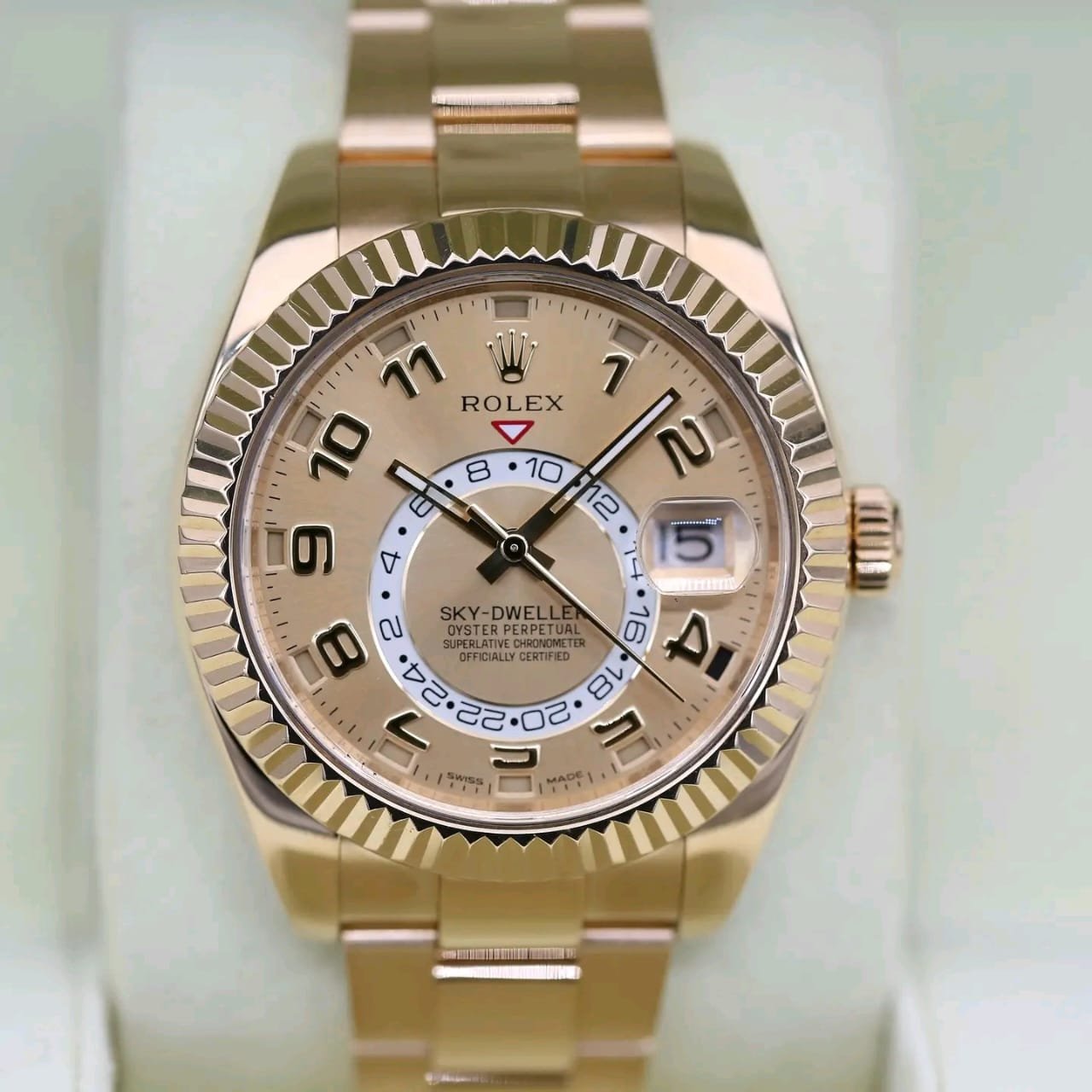 Rolex Sky-Dweller 326135 Fluted Bezel Close-Up gents gold watch
