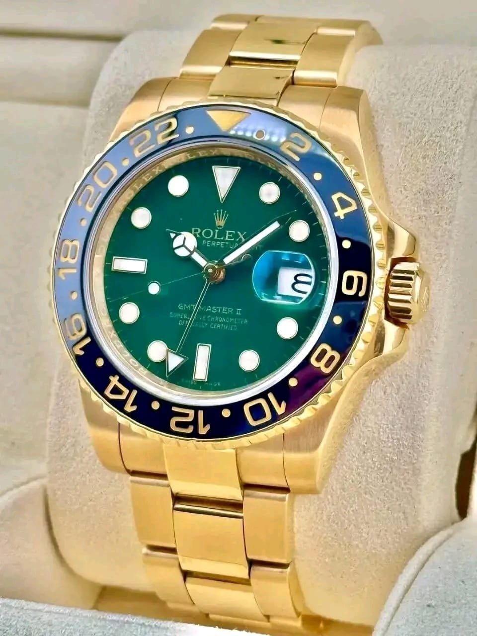 Rolex GMT-Master II 116718LN GMT Hand Detairolex batman