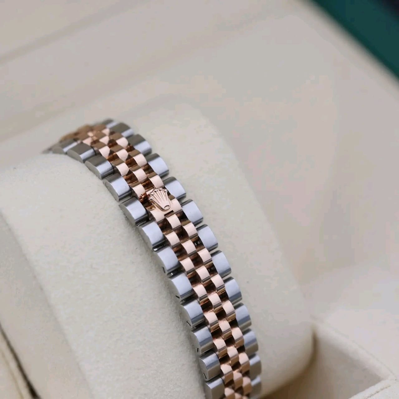 Rolex Datejust 279171 Concealed Jubilee Bracelet Detail