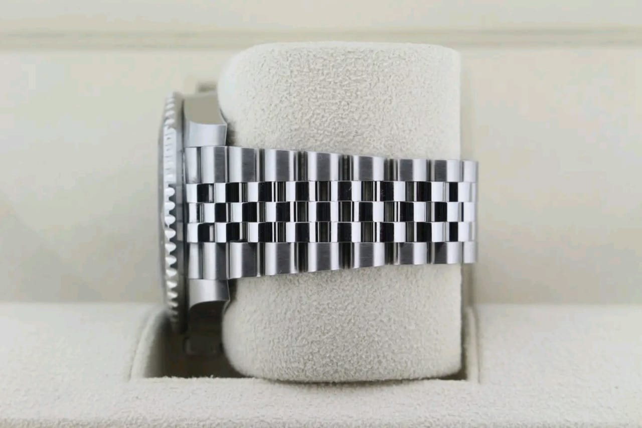 Rolex GMT-Master II Batgirl Jubilee Bracelet Detail