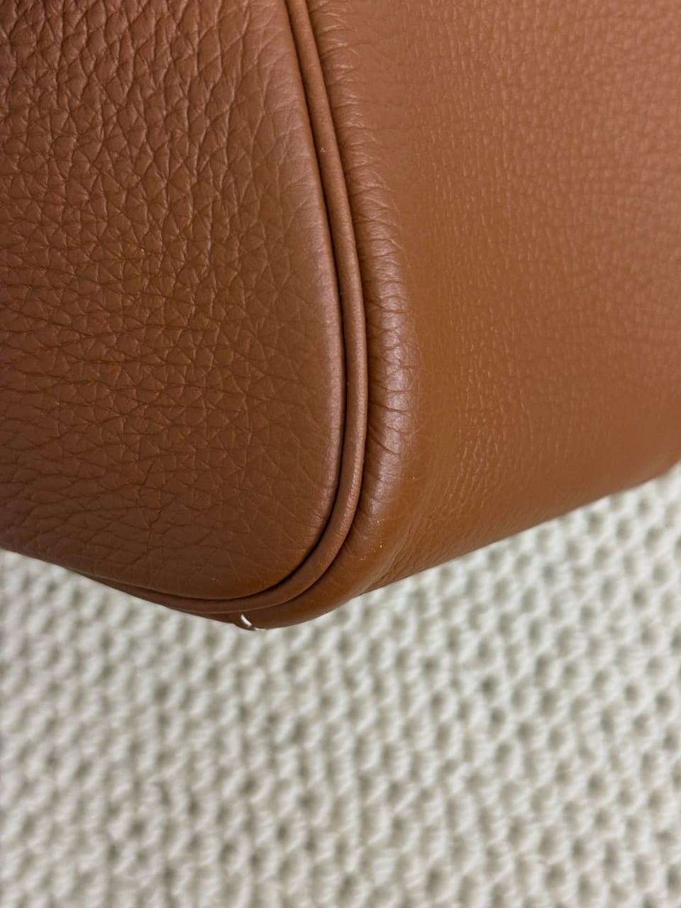 Hermès Lindy 26 Gold Clemence Pebble Grain Close-up