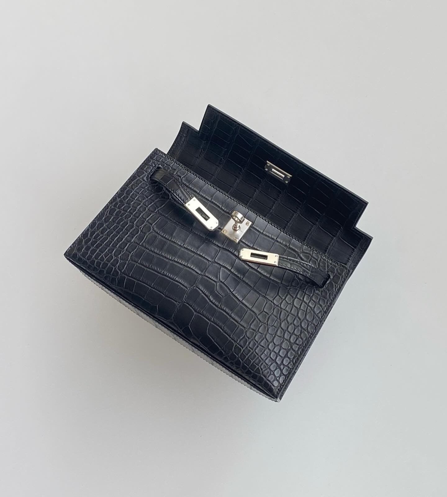 Hermès Kelly Pochette Black Matte Alligator Flap Open PHW