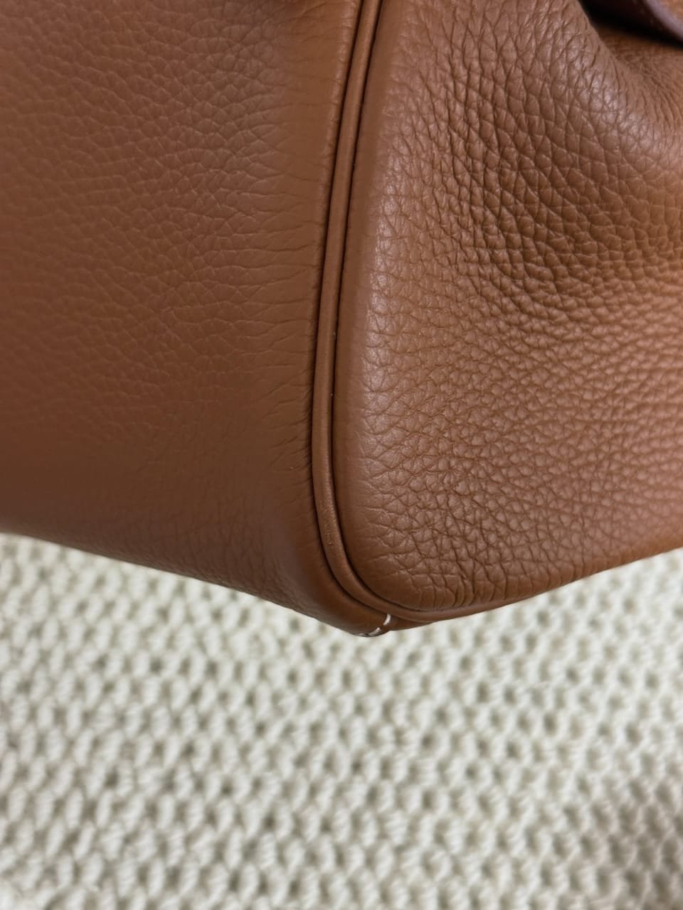 Hermès Lindy 26 Gold Sharp Structured Corners Macro