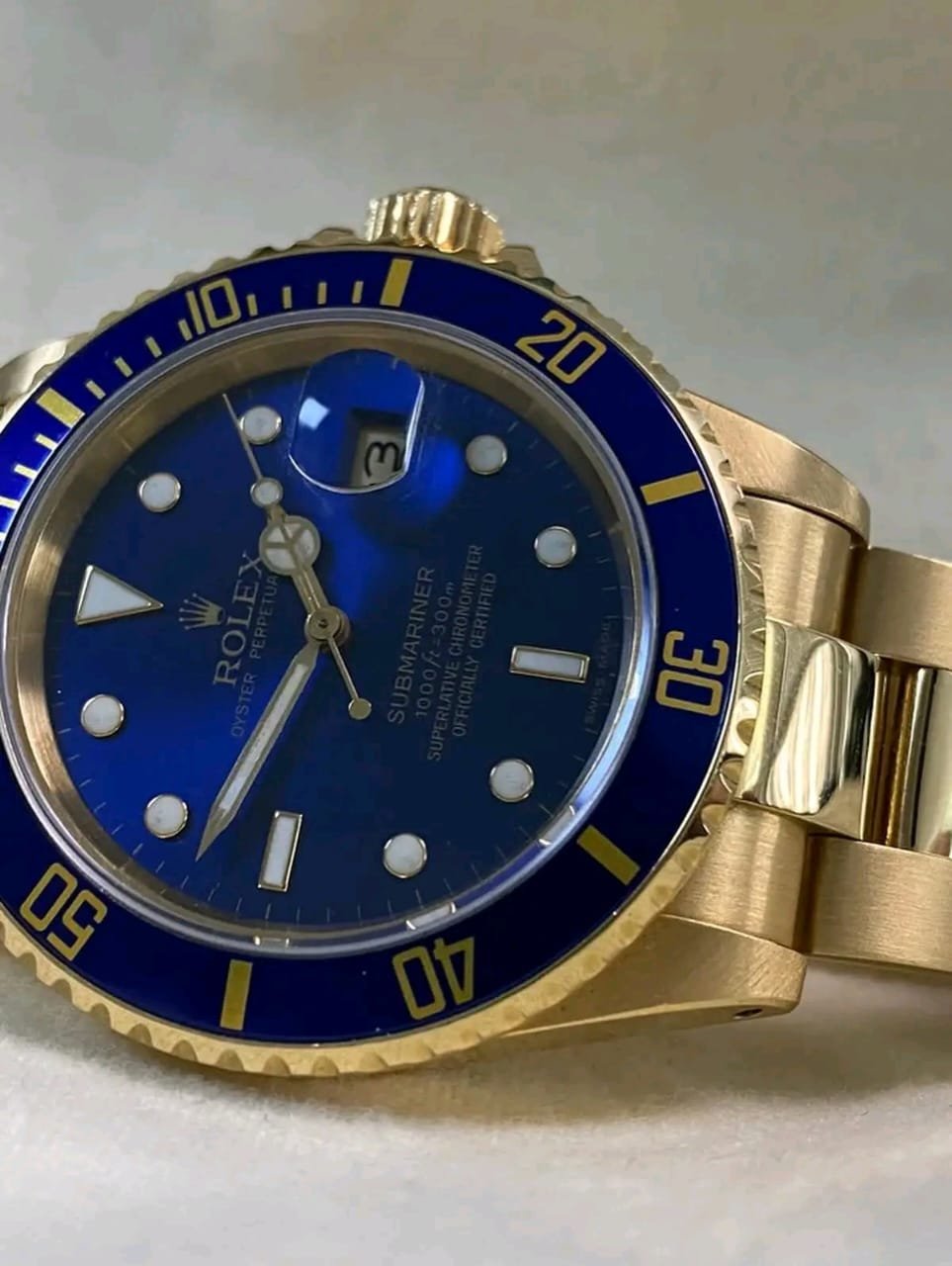 Rolex Submariner 16618 Blue Pre-Ceramic Bezel Close-Up