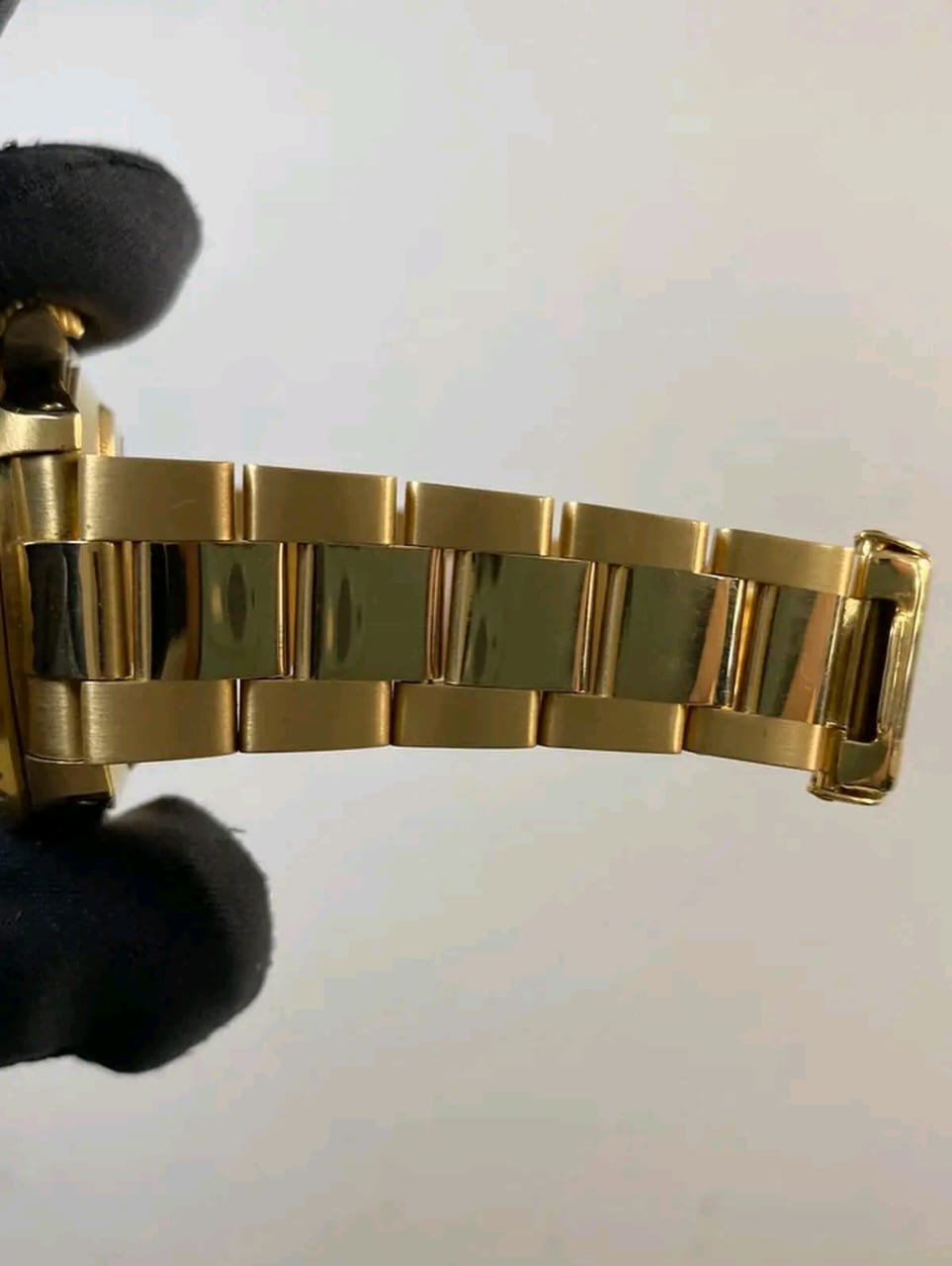 Rolex Submariner 16618 Yellow Gold Bracelet Close-Up
