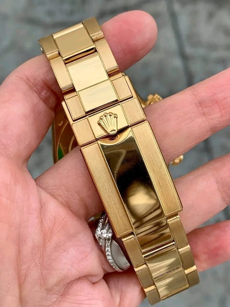 Rolex Daytona Gold Clasp Engraving Detail