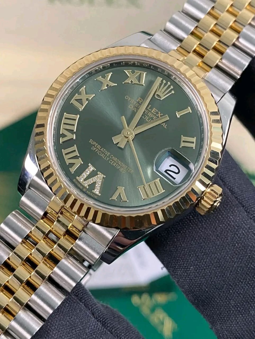 Rolex rolex kermit Datejust 31 Olive Green Sunburst Dial with Light Reflection